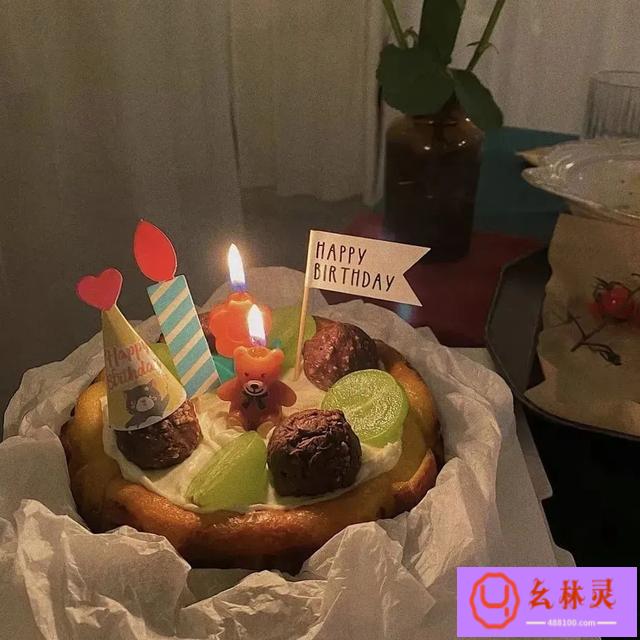 自己生日发朋友圈的经典句子简单（生日文案__2023如何低调宣布自己过生日）